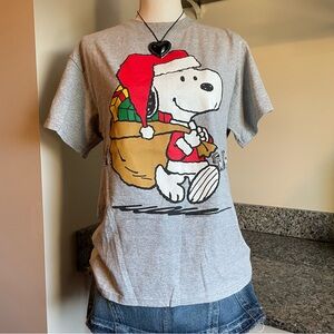 Christmas Peanuts Snoopy Medium Wrap Around Grey Short Sleeve Graphic T shirt